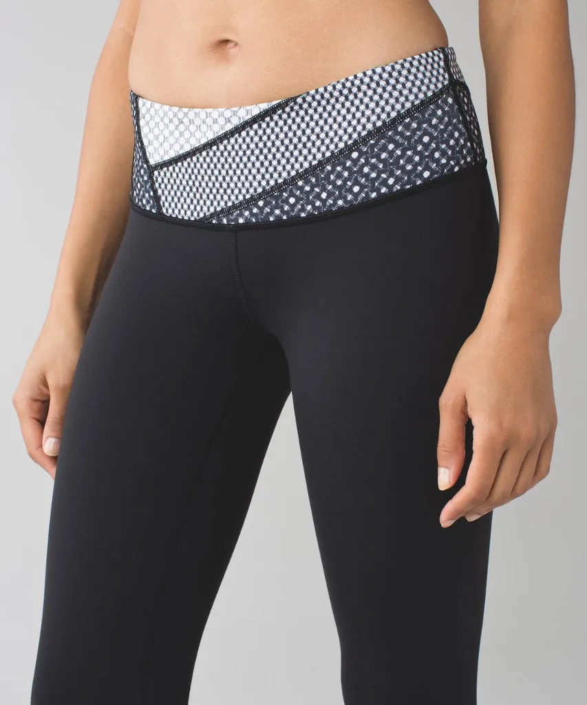 Lululemon capris Black Leggings with Black and White Print Pull-On Waistband Size 6