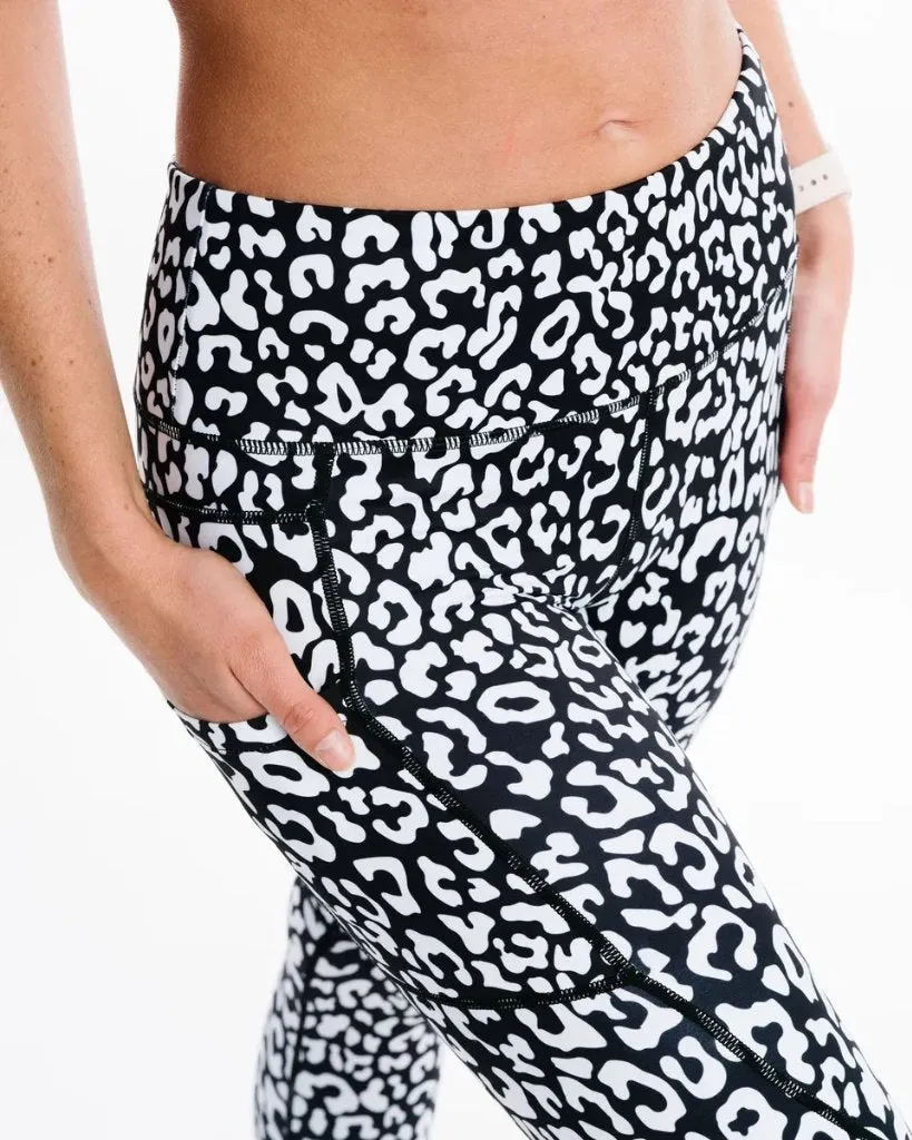 Zyia Active Black & White Leopard Pocket Light n Tight 24" Leggings Size 8-10 MSP$65